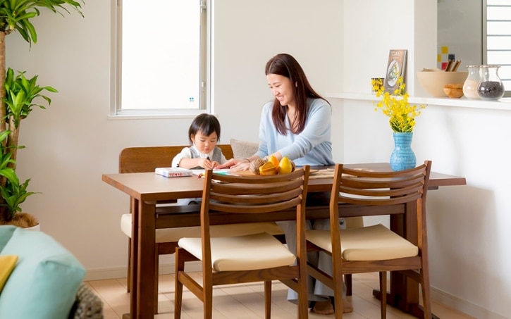椅子の高さと机の高さの適正バランスは？ ～プロが椅子と机の高さ・座 