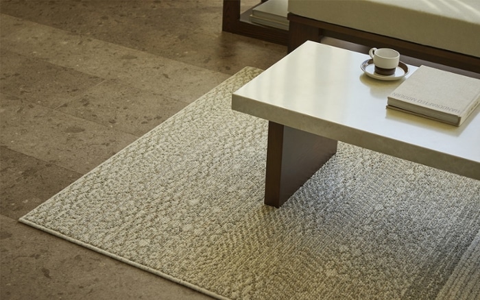 ラグには雄大な大地が魅せる地層や色合いを感じさせるラグ。ウールなど5種類の糸をミックスした表情豊かなテクスチャーが魅力です。