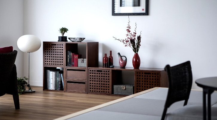 洋風なお部屋にもとても合いそうな美しい黒檀和家具飾り棚